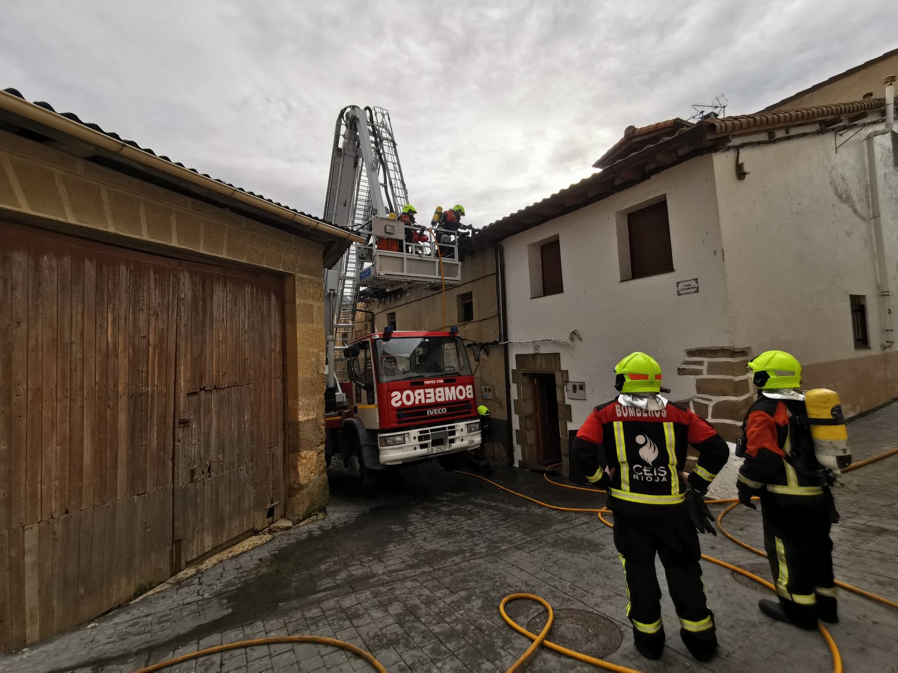 Los bomberos trabajan para apagar el fuego que se ha originado en la localidad riojana. 