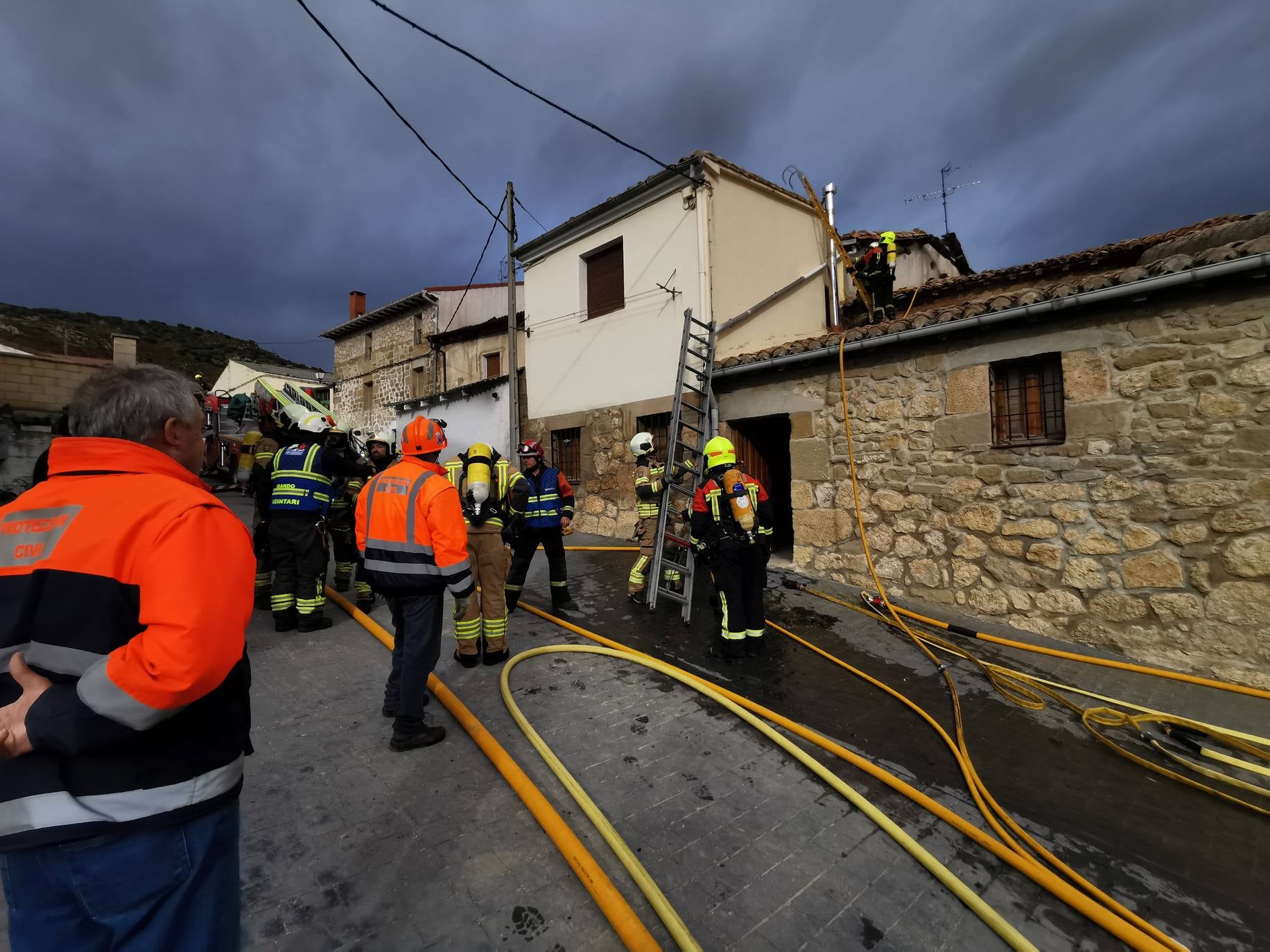 Los bomberos trabajan para apagar el fuego que se ha originado en la localidad riojana. 