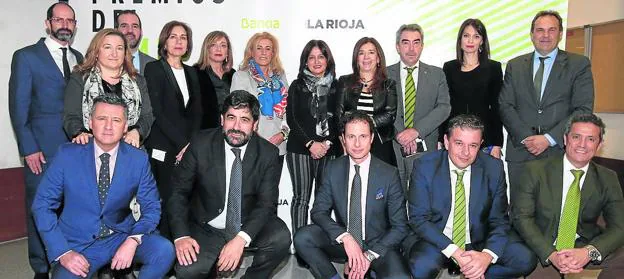 Begoña Hernández, delegada territorial norte de Bankia, junto a su equipo, de colaboradores.