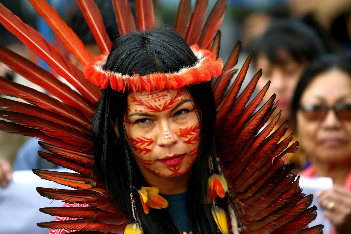 Una indígena participa en la manifestación organizada por el movimiento social mundial Extinction Rebellion en solidaridad con los indígenas del Amazonas en las inmediaciones de Ifema