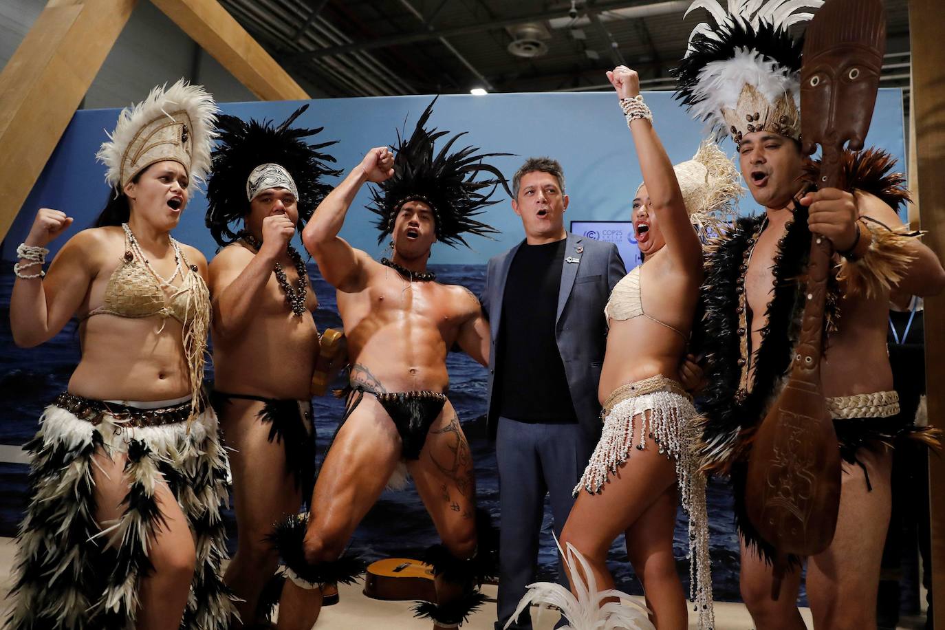 El cantante y compositor español Alejandro Sanz junto a un grupo de indígenas durante la inauguración del segmento de alto nivel de la Cumbre del Clima COP25