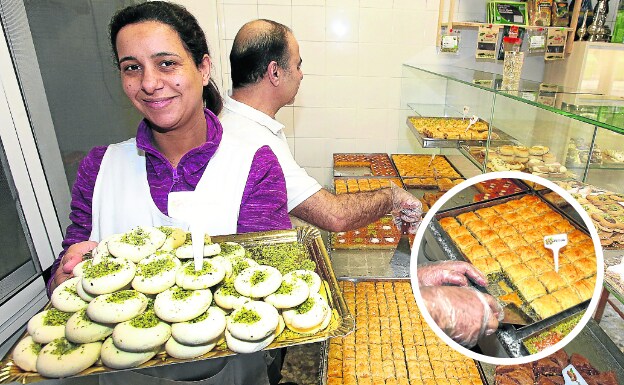 Khalib, que prefiere mantenerse en un segundo plano ante las cámaras, en su pastelería junto a su esposa Dorsaf. En el detalle, uno de los dulces rellenos con pistachos. 