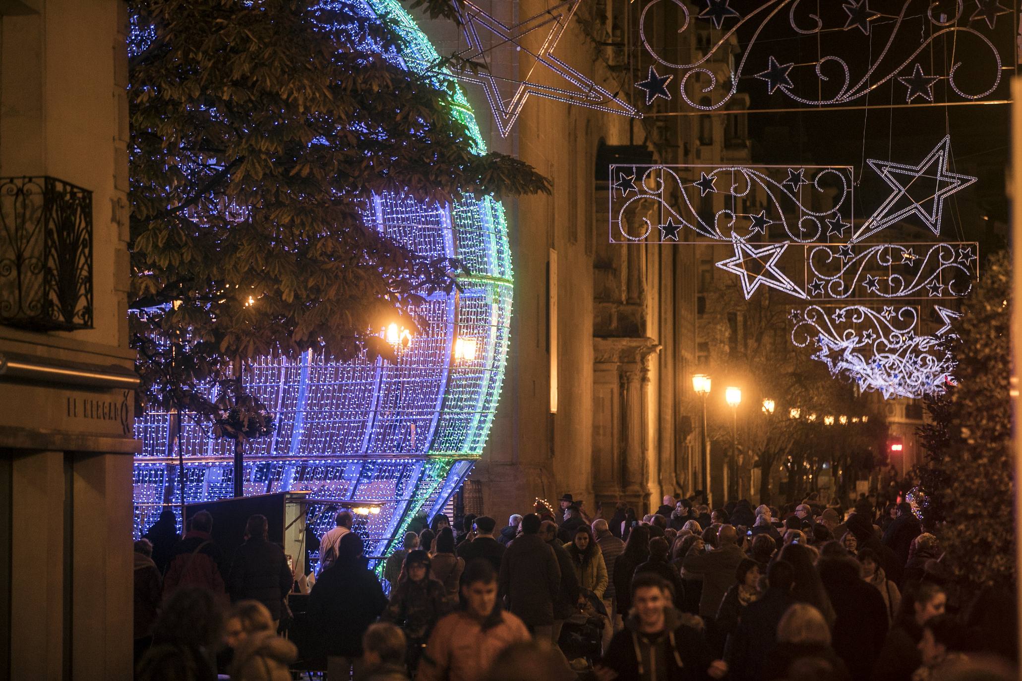 La bola de la Navidad ya luce en Logroño