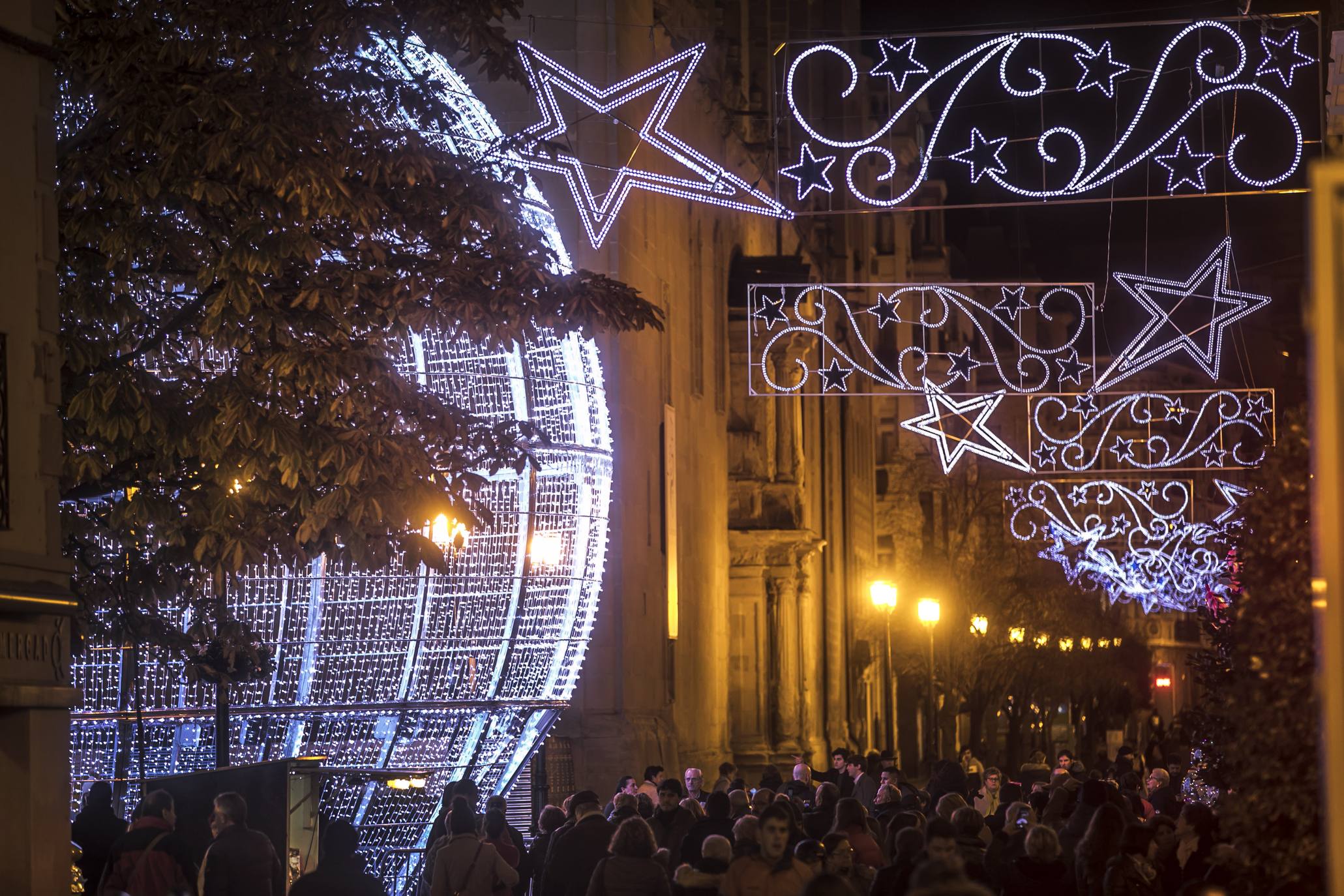 La bola de la Navidad ya luce en Logroño