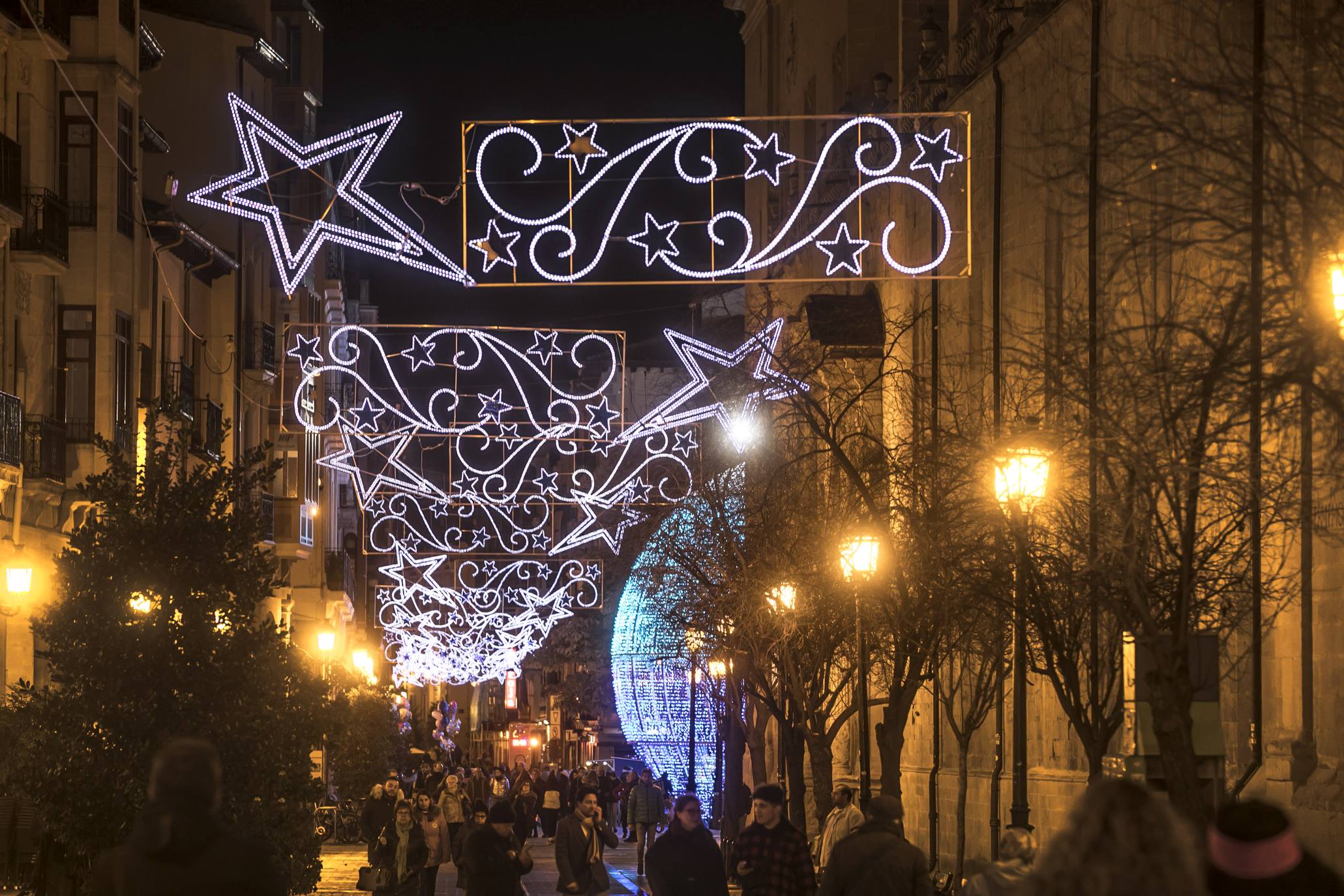 La bola de la Navidad ya luce en Logroño