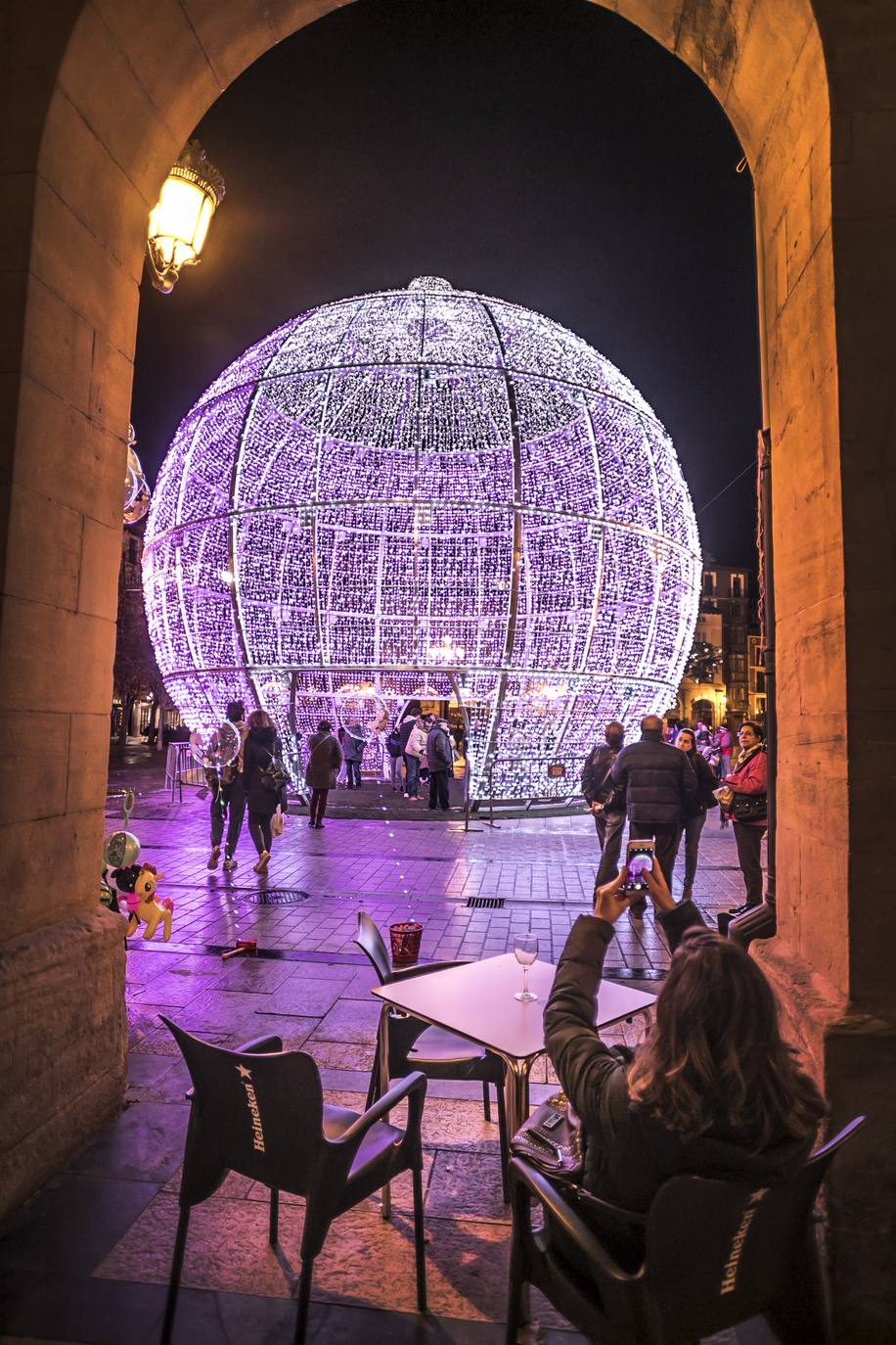 La bola de la Navidad ya luce en Logroño