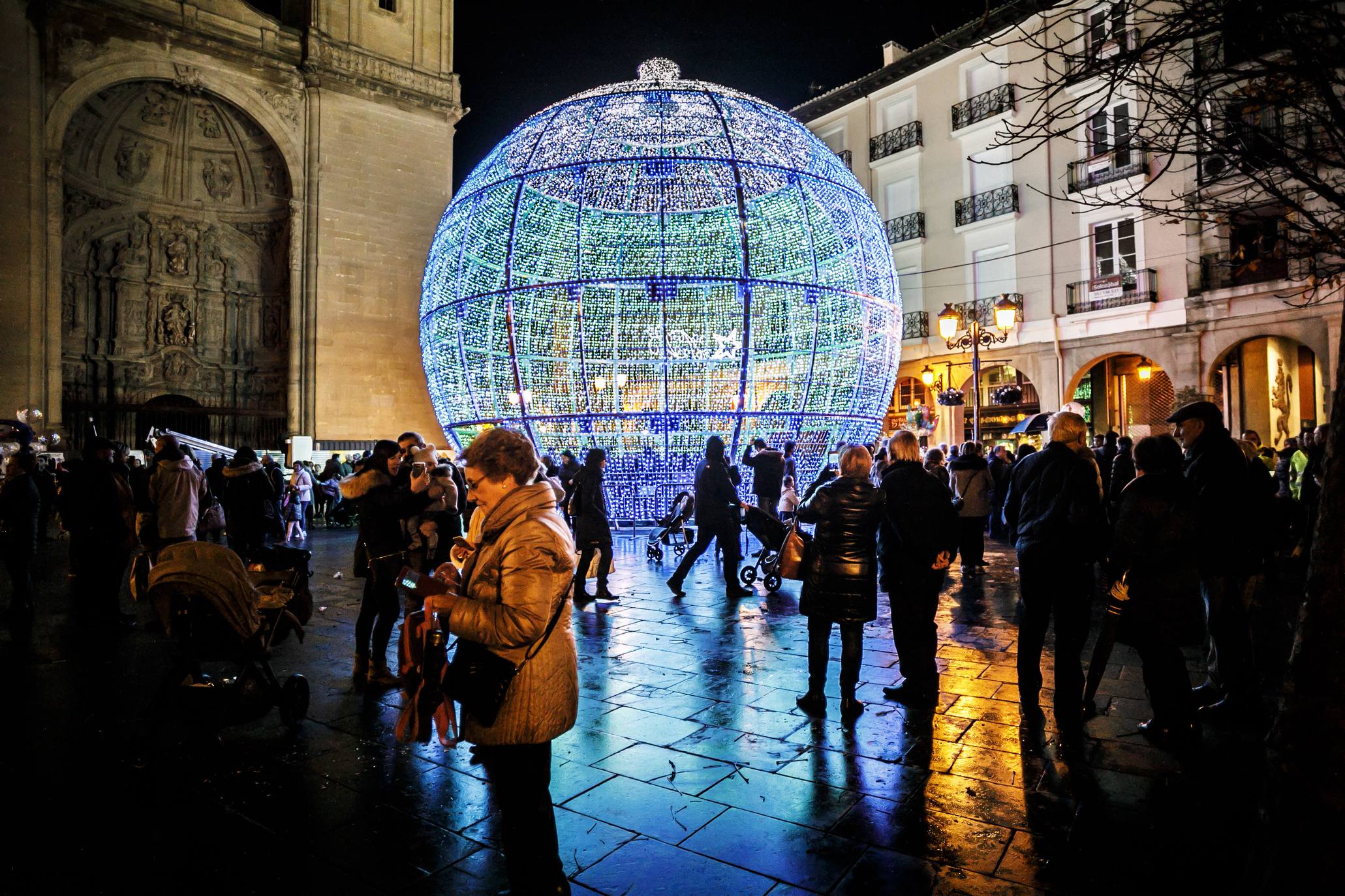 La bola de la Navidad ya luce en Logroño