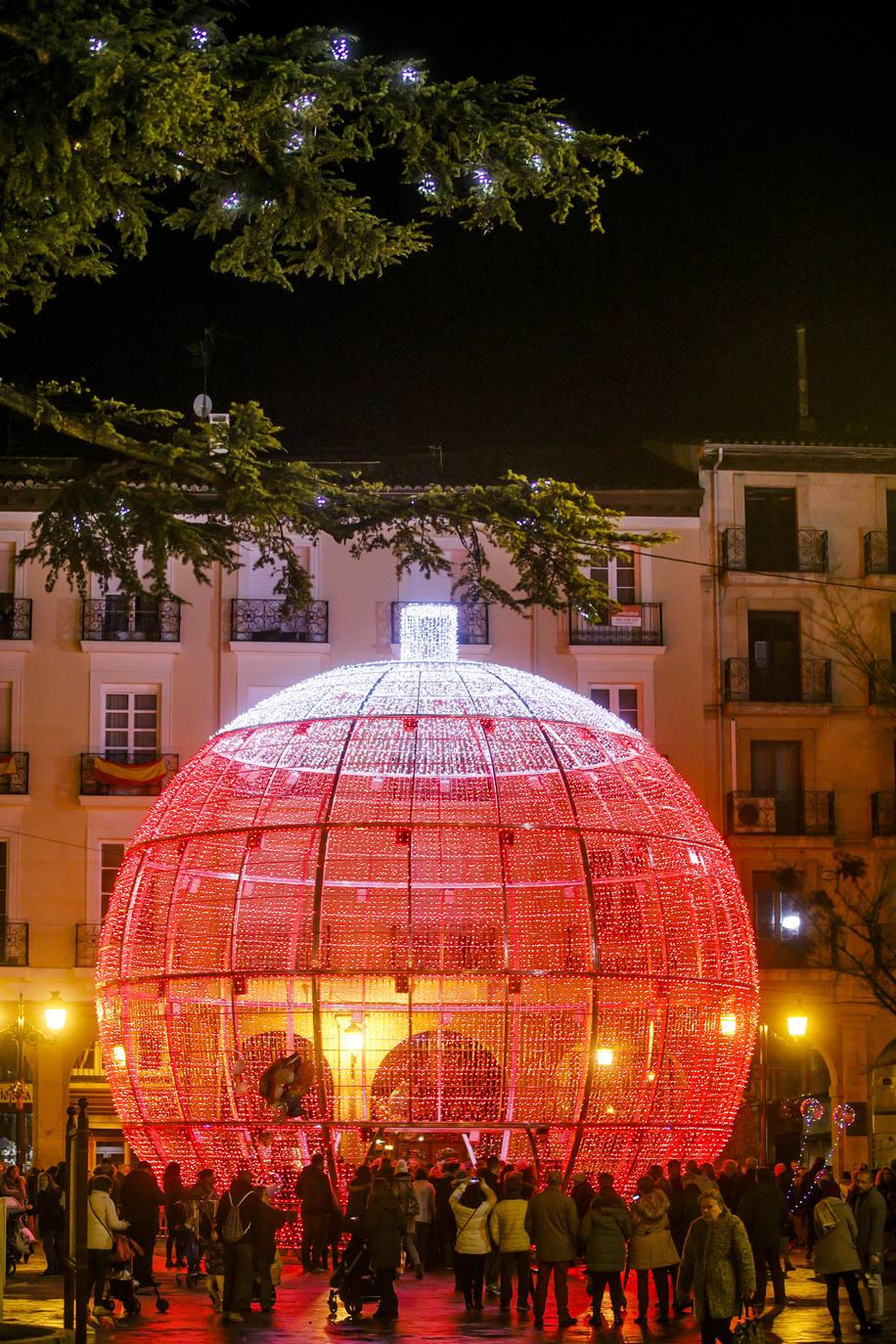 La bola de la Navidad ya luce en Logroño