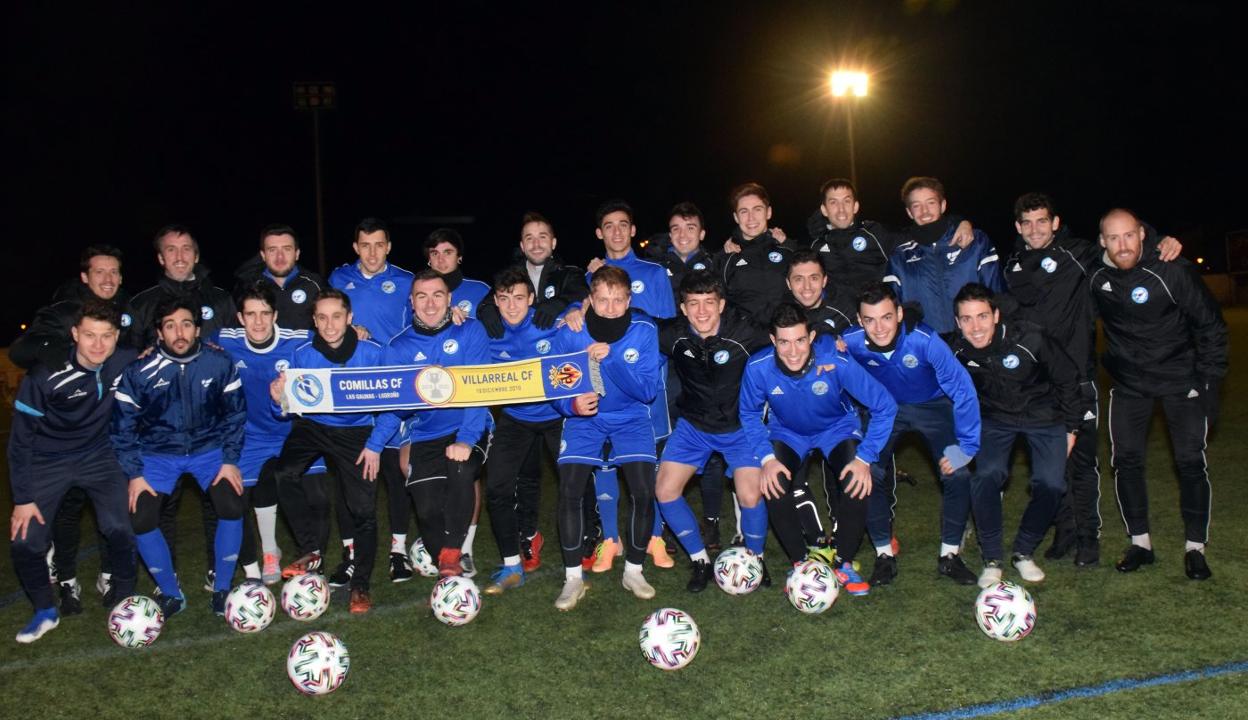 La plantilla del Comillas el lunes en el Mundial 82 posa antes del entrenamiento previo al choque de la primera eliminatoria de Copa del Rey ante el Villarreal. 