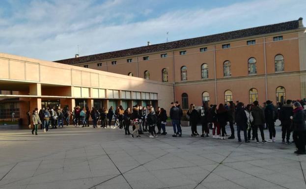 Colas de alumnos de bachillerato ante la Consejería de Educación este miércoles