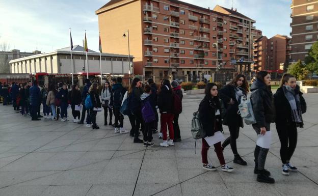 Colas de alumnos de bachillerato ante la Consejería de Educación este miércoles