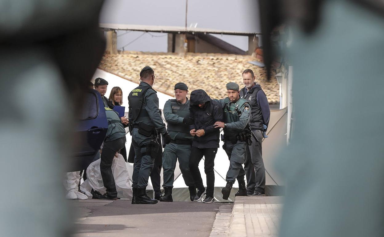 El presunto asesino de Marta Calvo asiste al registro de su domicilio en Manuel (Valencia).