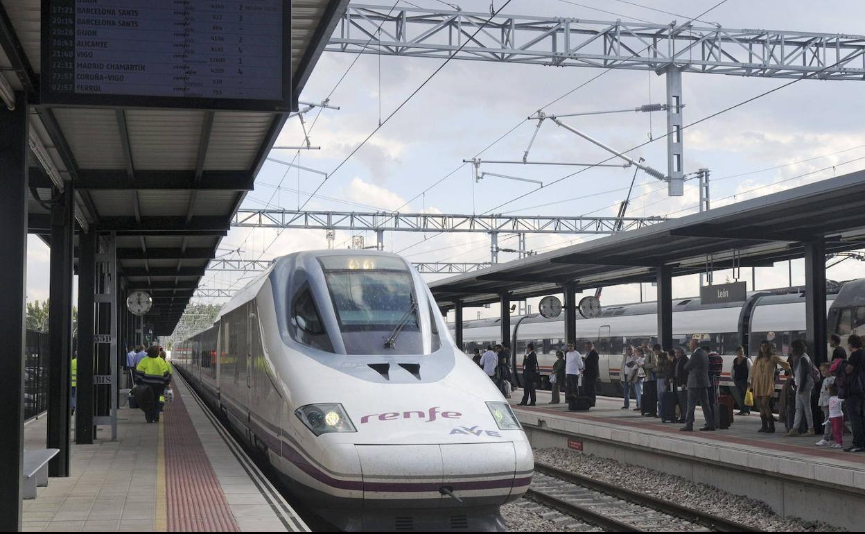 Viajeros en una estación de tren del AVE.