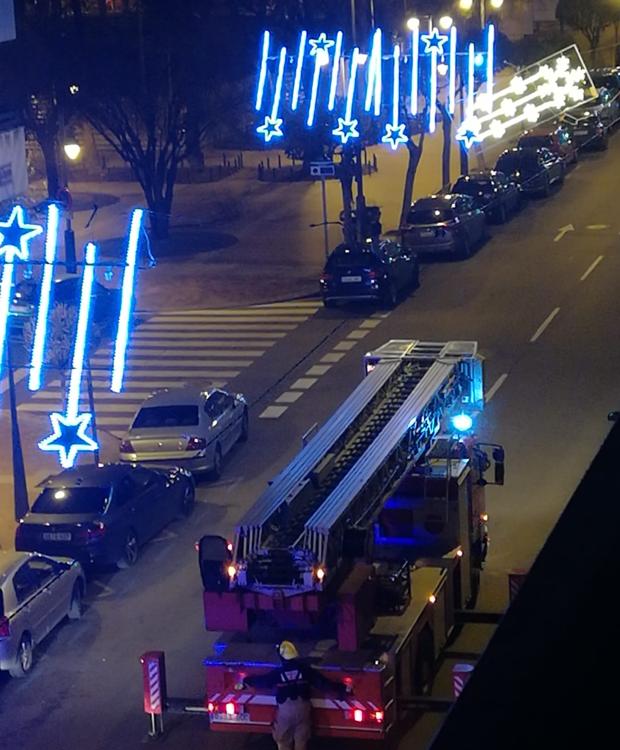 Los bomberos retiran luces 