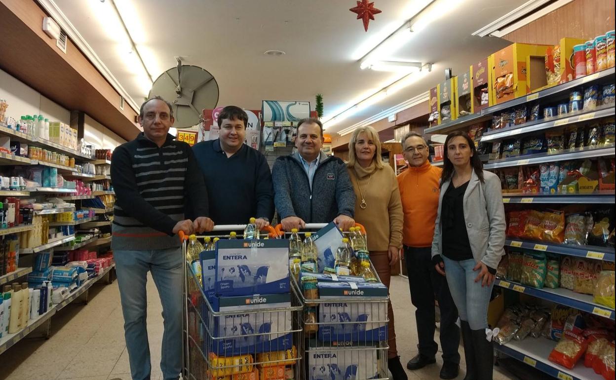 Muévete Santo Domingo' dona dos carros de alimentos para la 'Operación Kilo'