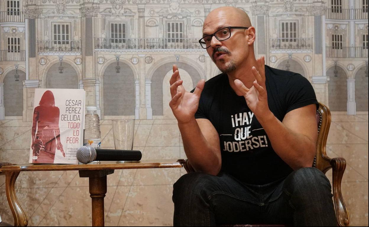 César Pérez Gellida, durante una de las presentaciones de 'Todo lo peor' en Salamanca.