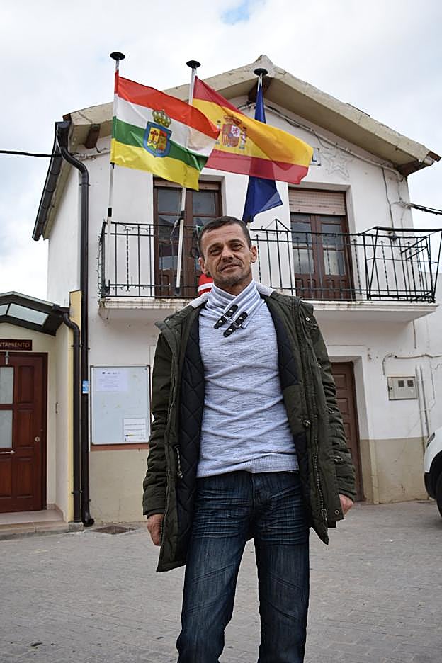 Stefan Adrián, junto al Ayuntamiento de Ausejo.