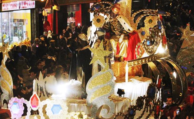 El rey Baltasar en su carroza por la calles de Logroño. 