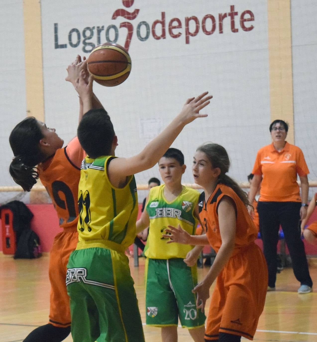 Este viernes les ha llegado el turno a los jugadores de minibasket en Lobete