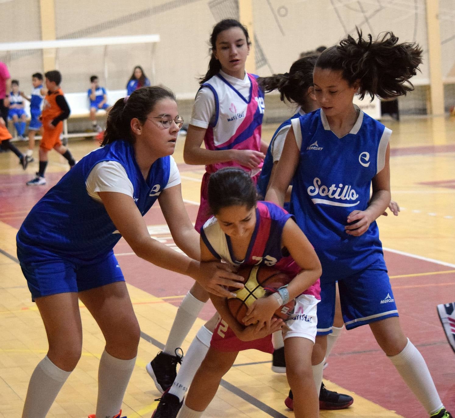 Este viernes les ha llegado el turno a los jugadores de minibasket en Lobete