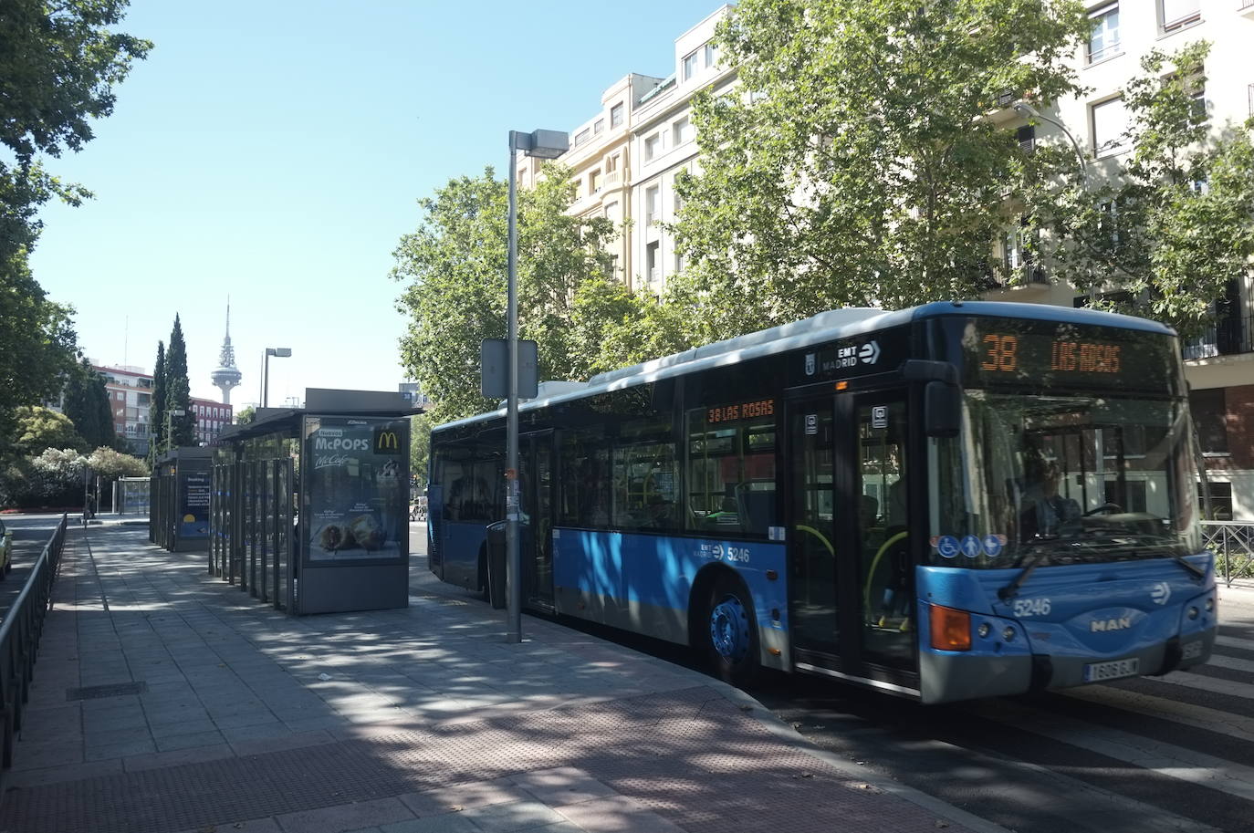 Un autobús municipal en el centro de Madrid.