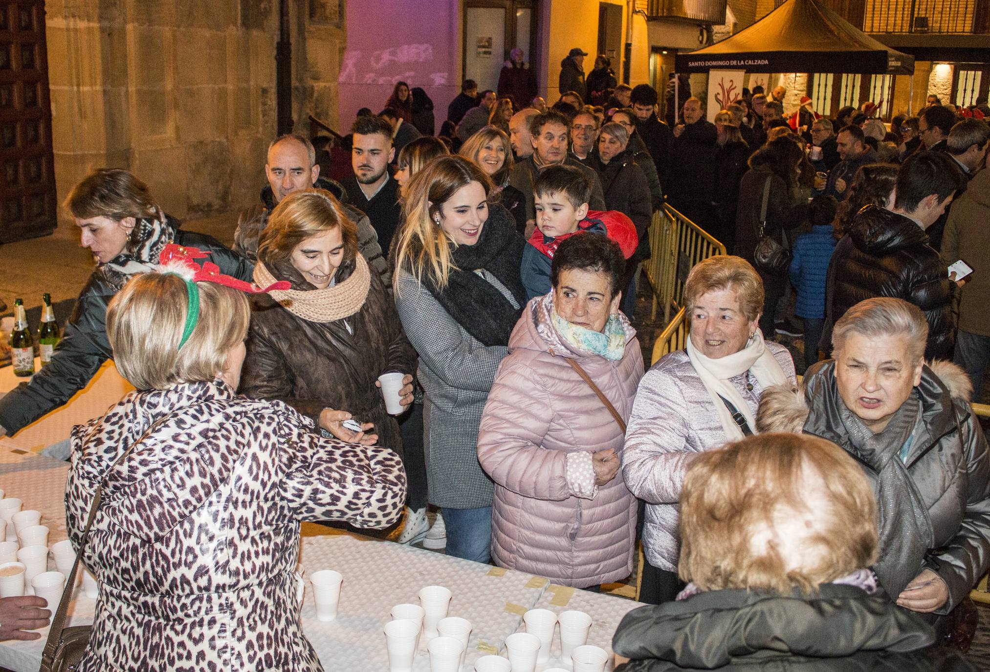 Como cada año, Santo Domingo de la Calzada celebra sus tradicionales campanadas anticipadas del año 2020 y el brindis por el 2020. Este sábado el municipio lució con un ambiente festivo muy especial.