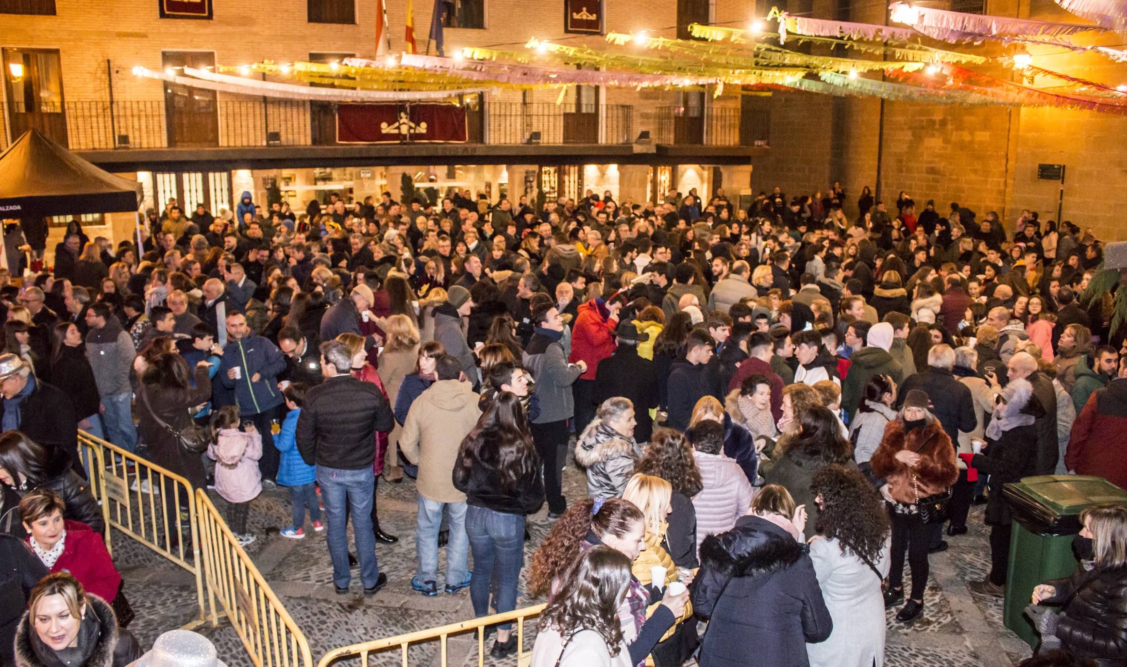 Como cada año, Santo Domingo de la Calzada celebra sus tradicionales campanadas anticipadas del año 2020 y el brindis por el 2020. Este sábado el municipio lució con un ambiente festivo muy especial.