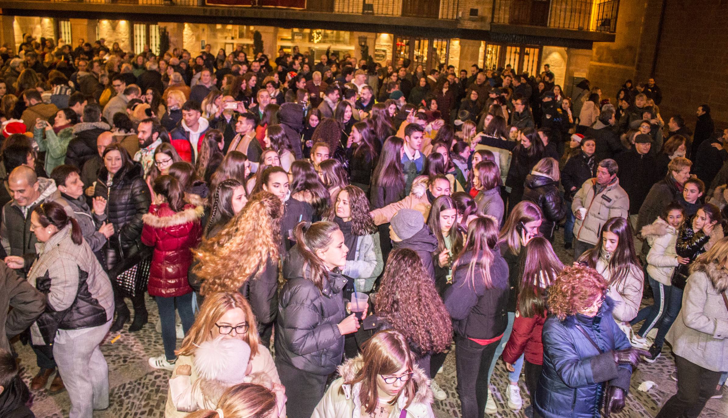 Como cada año, Santo Domingo de la Calzada celebra sus tradicionales campanadas anticipadas del año 2020 y el brindis por el 2020. Este sábado el municipio lució con un ambiente festivo muy especial.