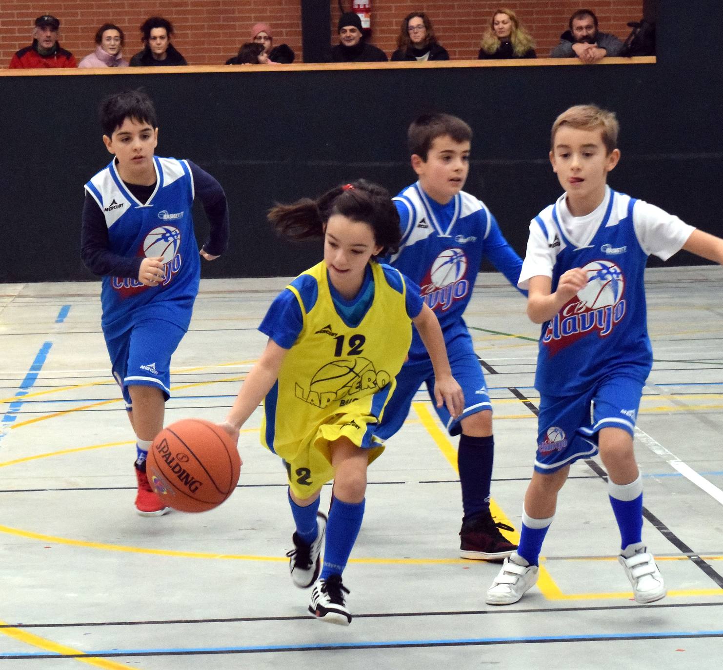 Decenas de niños se dieron cita en el torneo de Navidad baloncesto en Lardero.