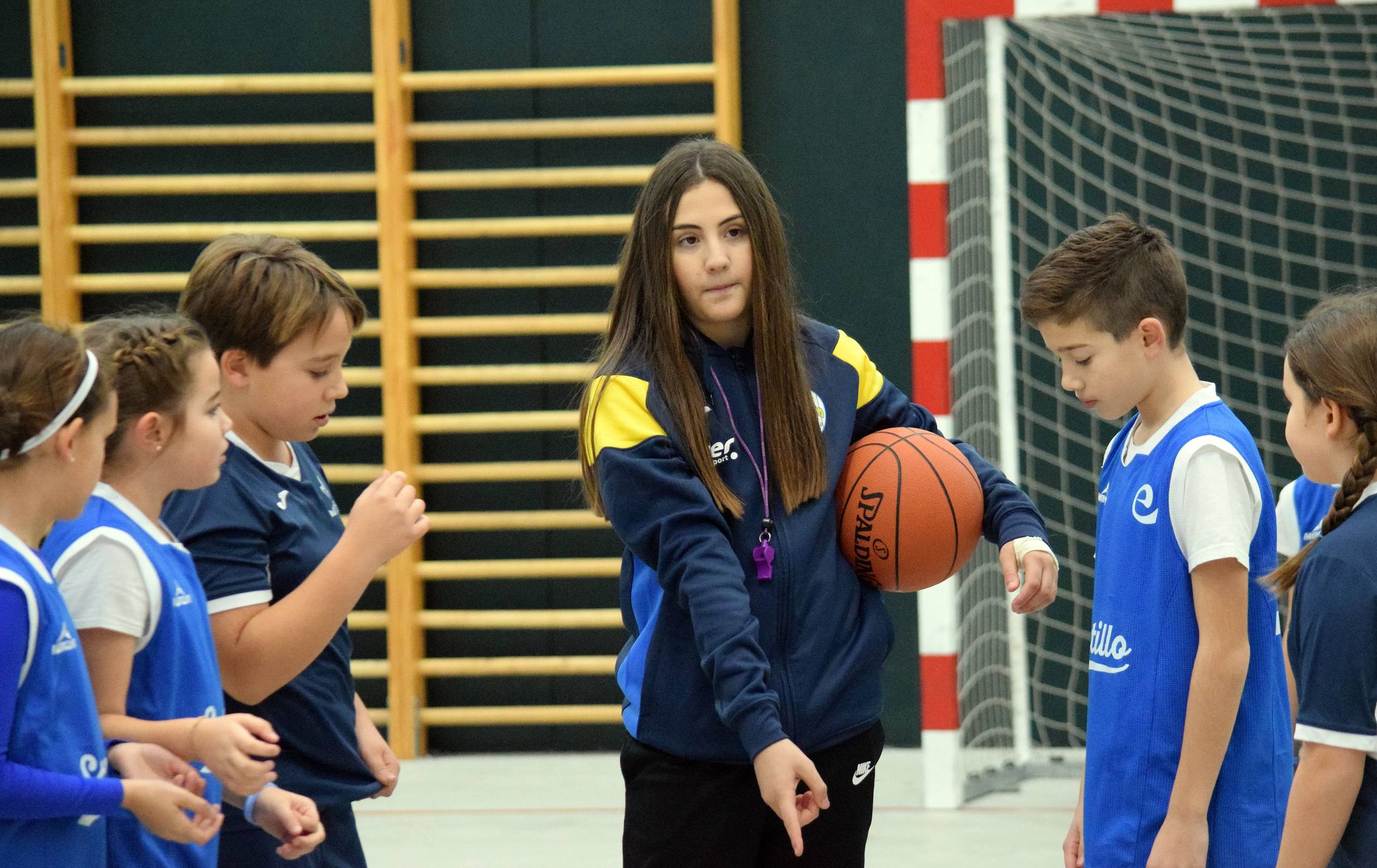 Decenas de niños se dieron cita en el torneo de Navidad baloncesto en Lardero.