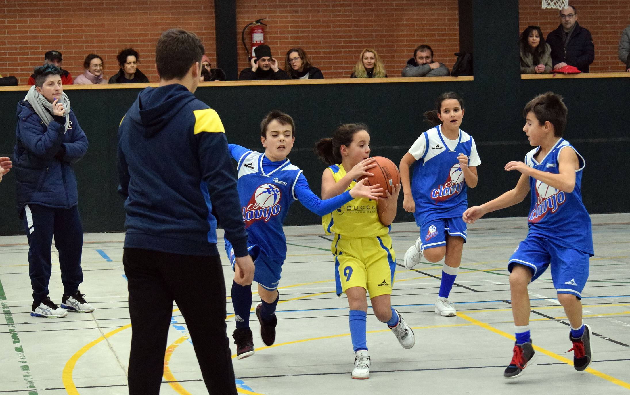 Decenas de niños se dieron cita en el torneo de Navidad baloncesto en Lardero.