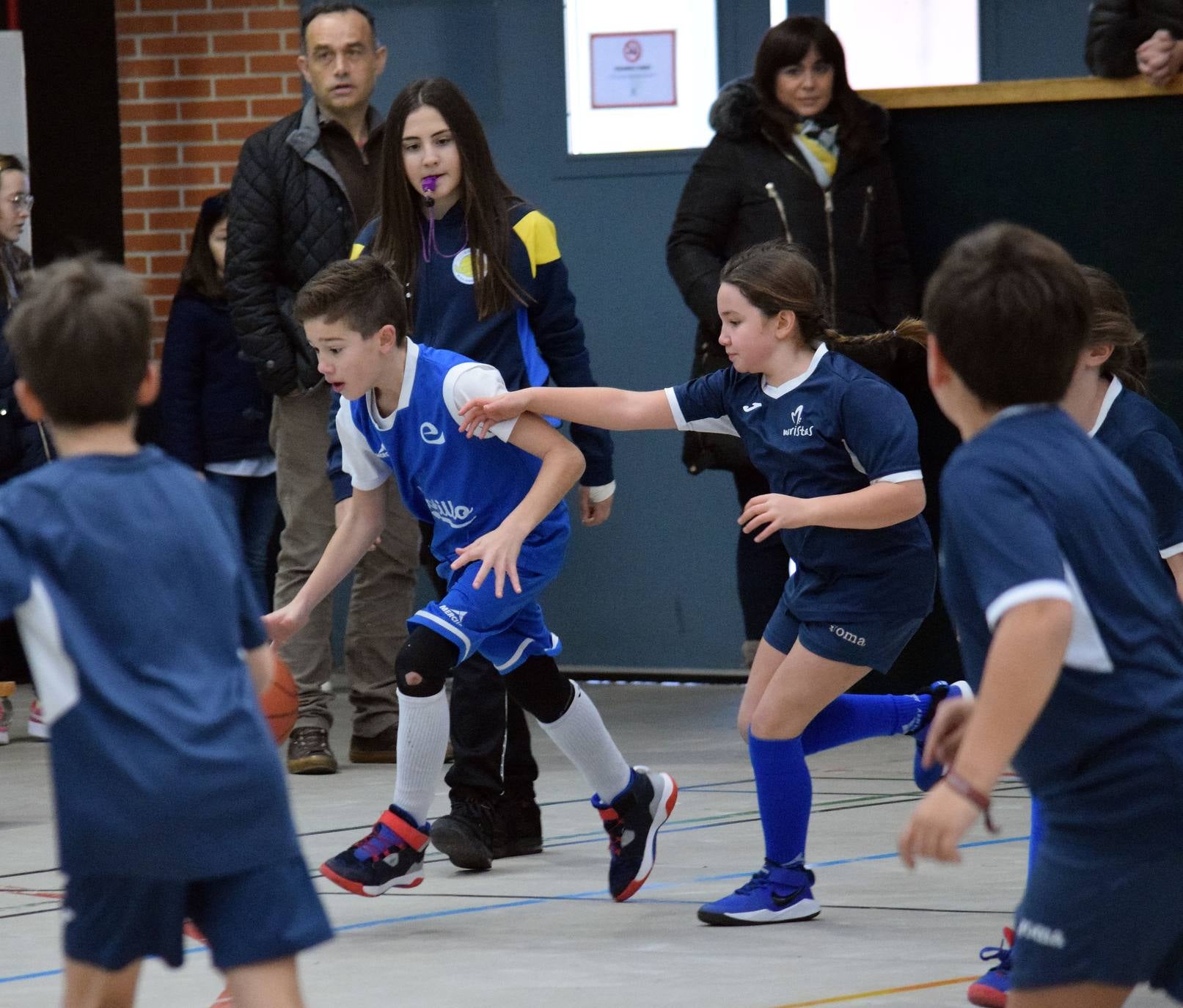 Decenas de niños se dieron cita en el torneo de Navidad baloncesto en Lardero.