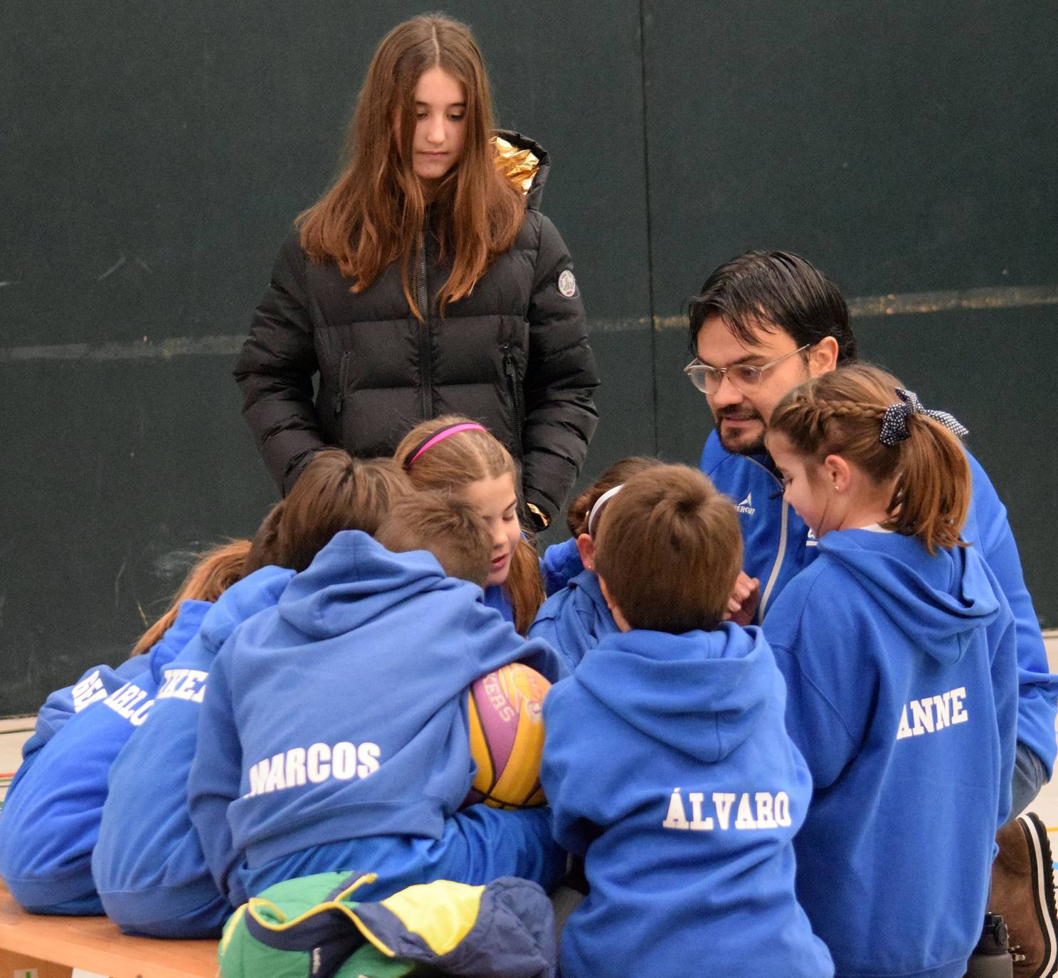 Decenas de niños se dieron cita en el torneo de Navidad baloncesto en Lardero.