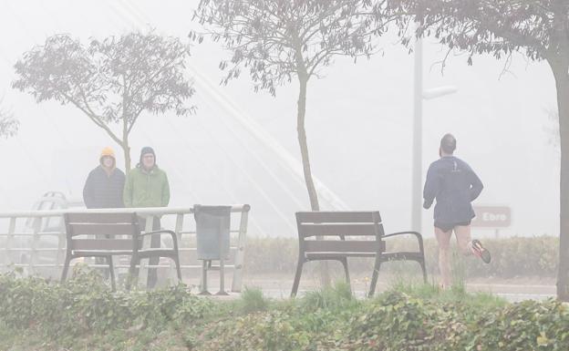 La niebla, protagonista ayer en la zona del río Ebro a su paso por Logroño.