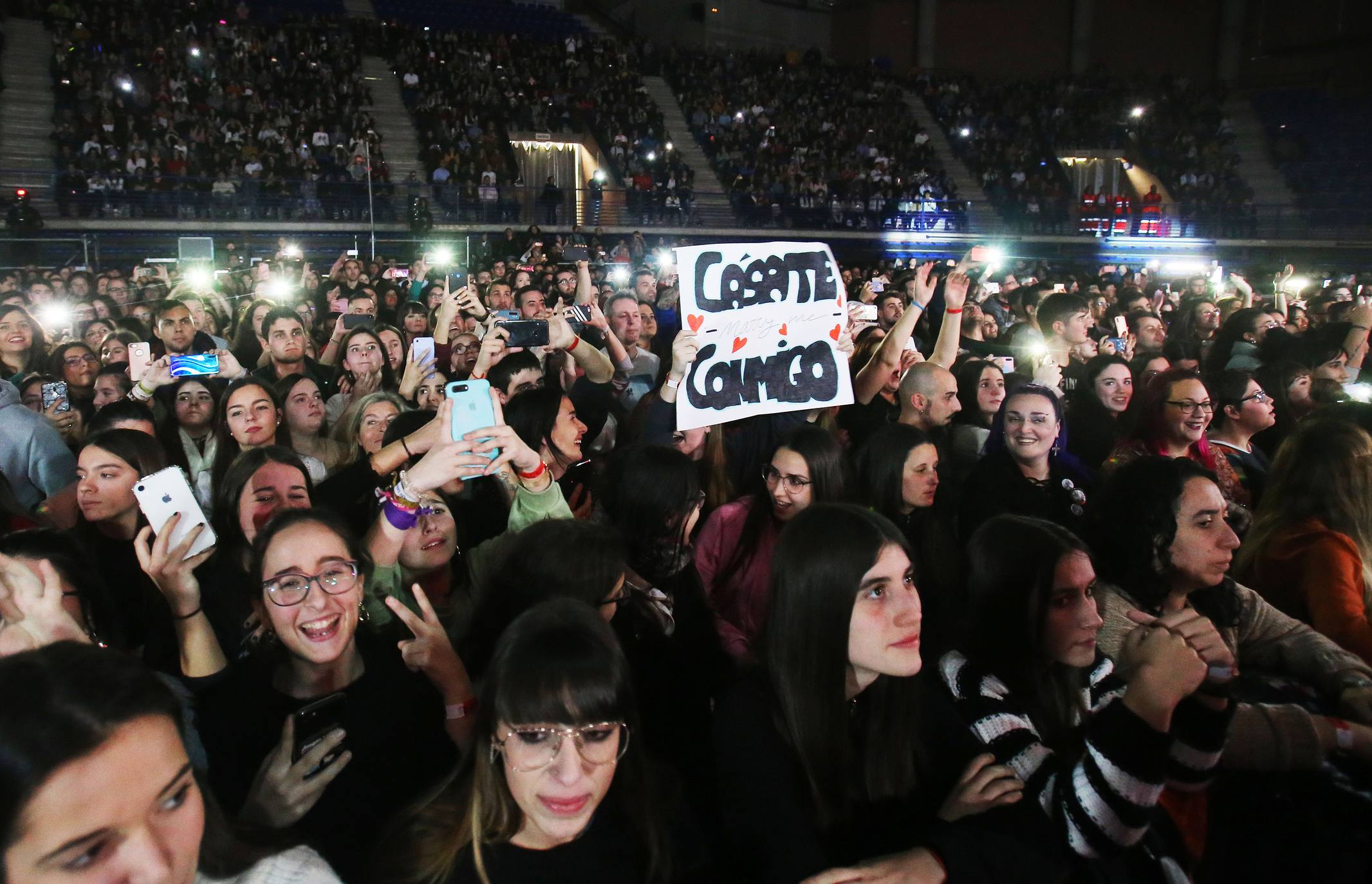 El artista asturiano Melendi pasó este sábado por el Palacio de los Deportes de Logroño con su último trabajo discográfico, '10:20:40', el décimo de su dilatada trayectoria. Fue, como reza uno de los temas de este álbum, 'Una noche para siempre' para su entregado público.