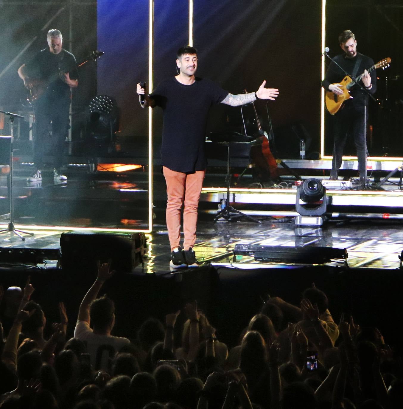 El artista asturiano Melendi pasó este sábado por el Palacio de los Deportes de Logroño con su último trabajo discográfico, '10:20:40', el décimo de su dilatada trayectoria. Fue, como reza uno de los temas de este álbum, 'Una noche para siempre' para su entregado público.