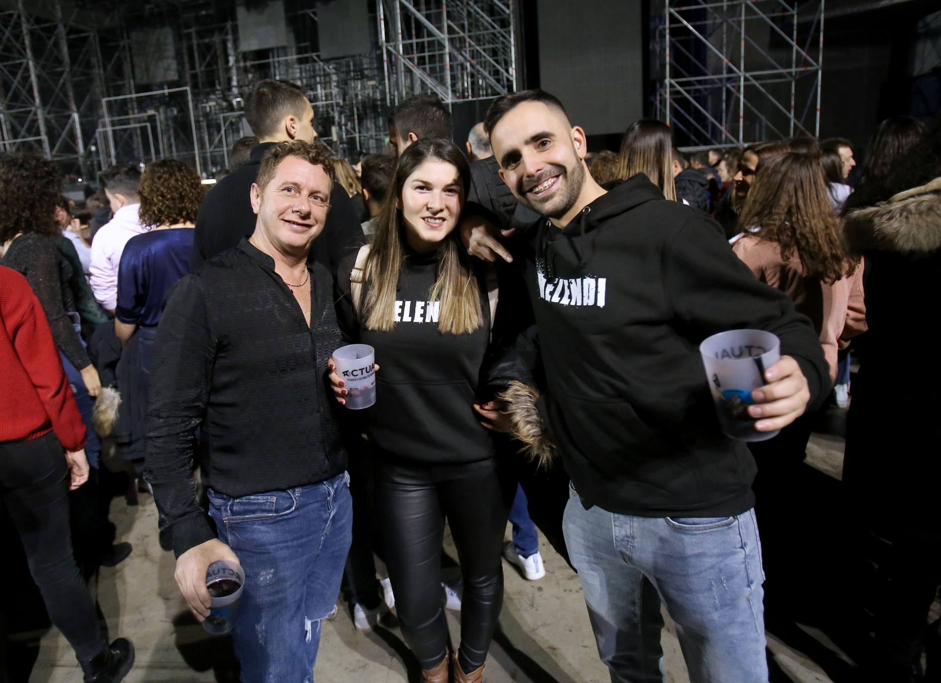 El artista asturiano Melendi pasó este sábado por el Palacio de los Deportes de Logroño con su último trabajo discográfico, '10:20:40', el décimo de su dilatada trayectoria. Fue, como reza uno de los temas de este álbum, 'Una noche para siempre' para su entregado público.