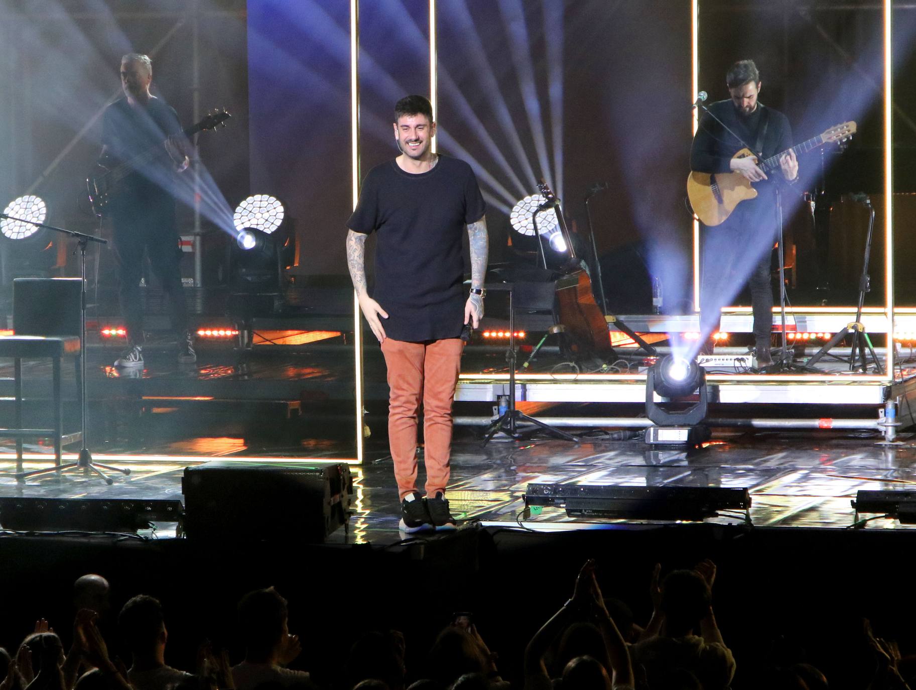 El artista asturiano Melendi pasó este sábado por el Palacio de los Deportes de Logroño con su último trabajo discográfico, '10:20:40', el décimo de su dilatada trayectoria. Fue, como reza uno de los temas de este álbum, 'Una noche para siempre' para su entregado público.