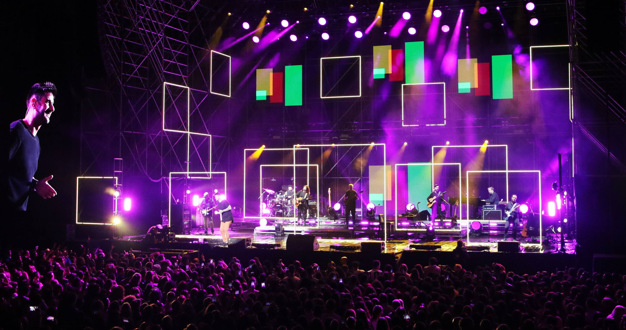 El artista asturiano Melendi pasó este sábado por el Palacio de los Deportes de Logroño con su último trabajo discográfico, '10:20:40', el décimo de su dilatada trayectoria. Fue, como reza uno de los temas de este álbum, 'Una noche para siempre' para su entregado público.