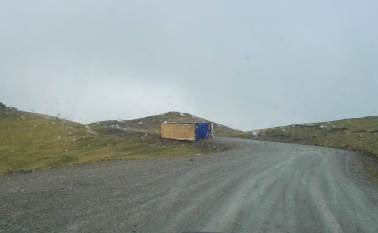 Un camión perdido y tumbado en lo más alto de La Rioja