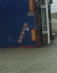 Imagen secundaria 2 - Un camión perdido y tumbado en lo más alto de La Rioja