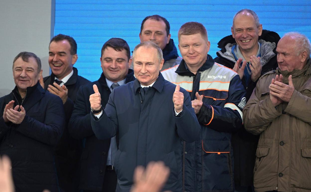 El presidente de Rusia, Vladímir Putin, saluda tras la inauguración del tren que une Crimea con Rusia. 