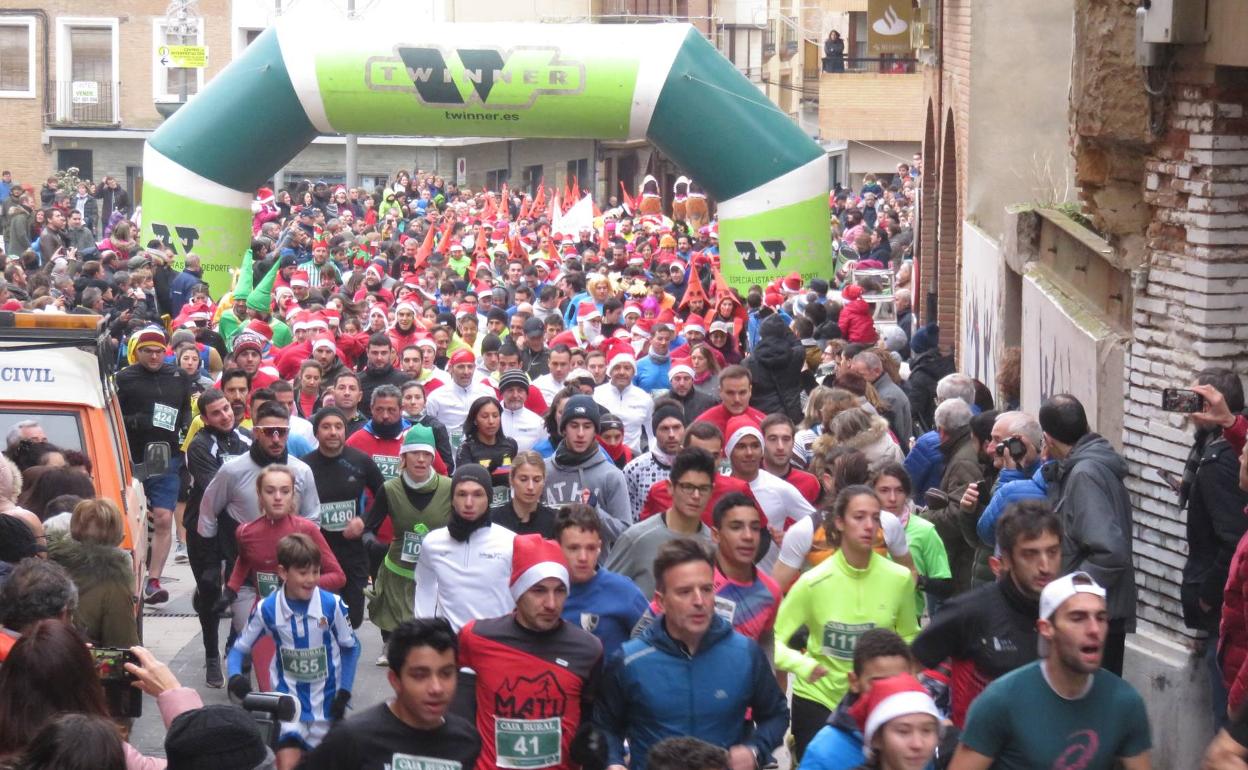 Más de 800 personas dan color a la San Silvestre de Alfaro