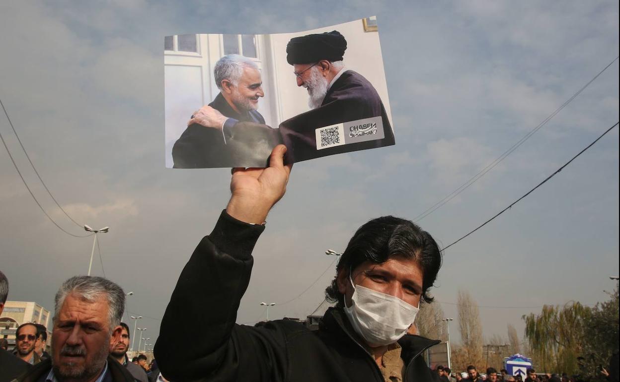 Protesta en Teherán po la muerte del general Soleimani, en Bagdad.