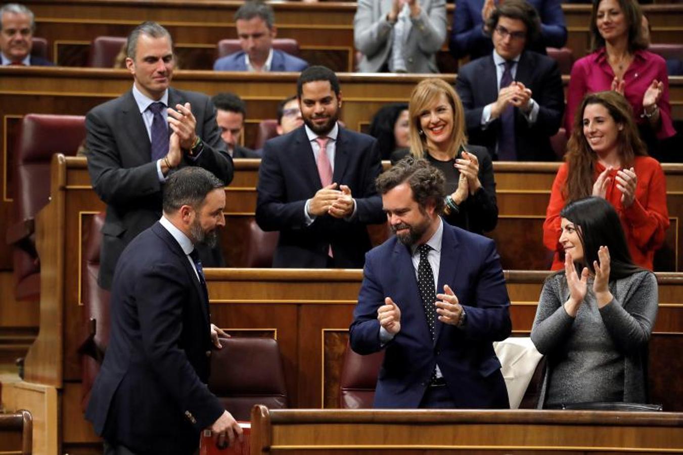 El Grupo Parlamentario de Vox aplaude a Santiago Abascal tras su cara a cara con Sánchez