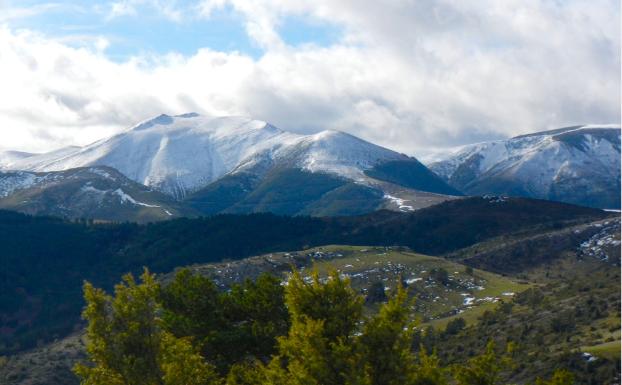 Vista del Cabezo del Santo y las alturas de Peña Hincada desde Cerrauco