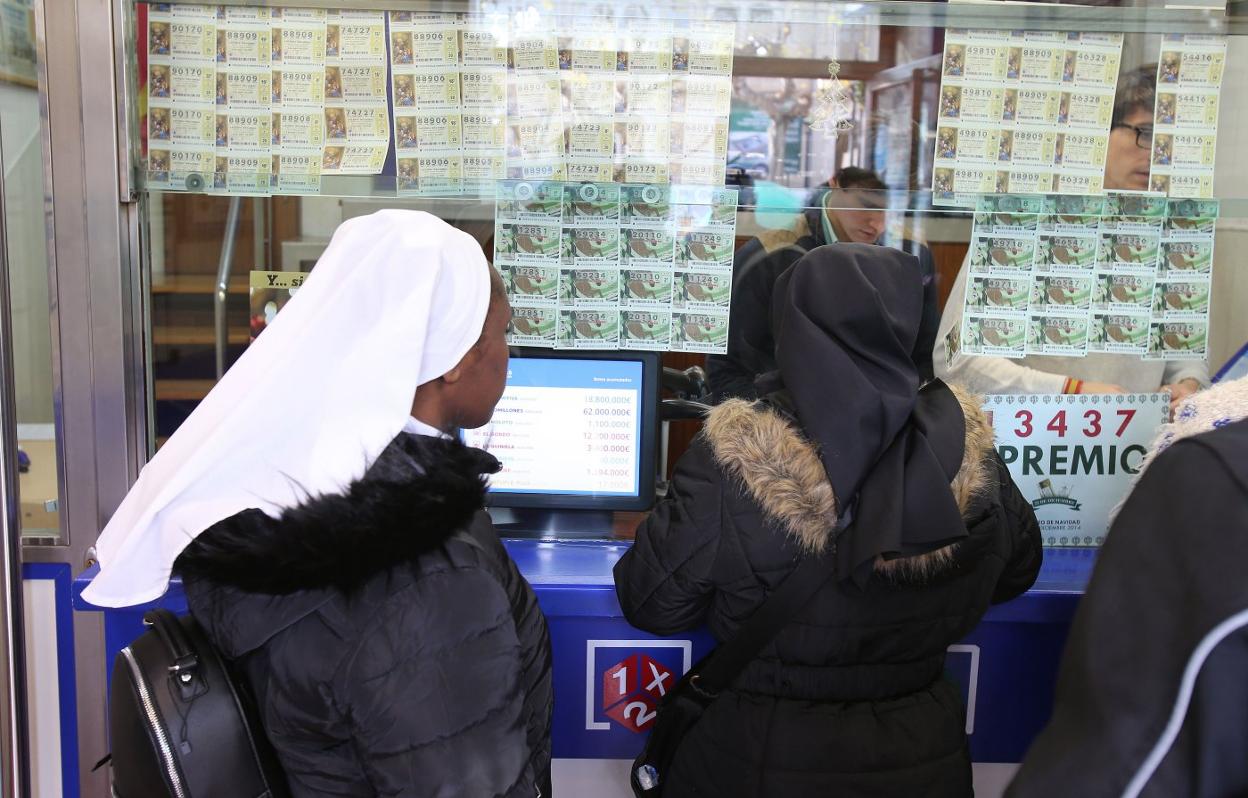 Gente comprando lotería del Niño en una de las administraciones de Logroño.