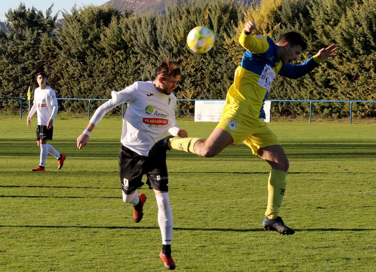 Dos jugadores del Alfaro y del Alberite pugna por el balón.