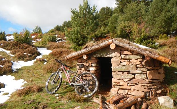 Imagen principal - Uno de los chozos de Cerrauco, vista en el camino del descenso y sendero de la Jamonera