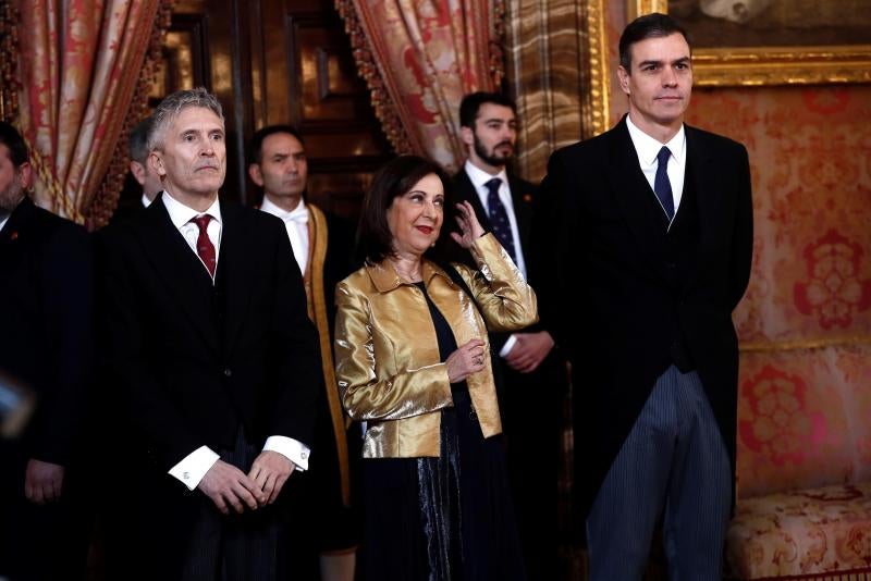 Dos de los miembros del Gobierno en funciones: Grande Marlaska y Margarita Robles, junto a Pedro Sánchez